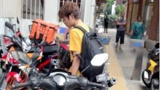 盲道不是停车位！视障者怒斥摩托骑士随意阻挡