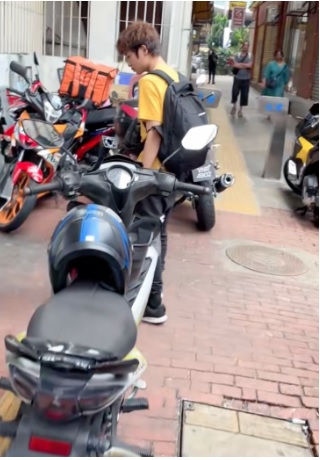 **全国综合(只供网)**全国:盲道不是停车位!视障者怒斥摩托骑士随意阻挡