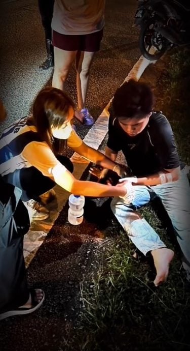 摩托骑士车祸倒路旁,女子下车急救助人