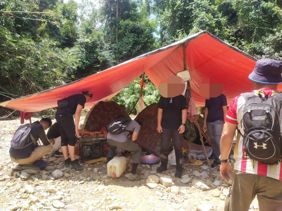 全(已签):2名印尼男子在日里县山林中非法采金,周日被警方捕逮。