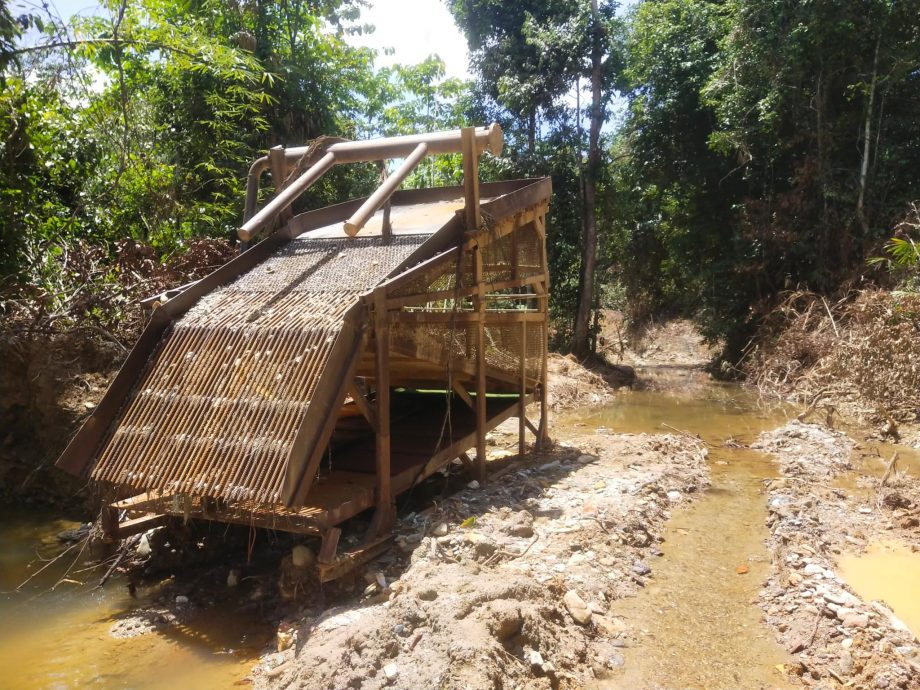 全(已签):2名印尼男子在日里县山林中非法采金,周日被警方捕逮。