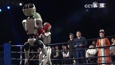 全球首次机械人格斗赛开打 AI策算师夺冠