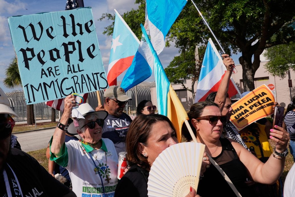 全美逾千城市反特朗普集会 抗议激进政策打击移民