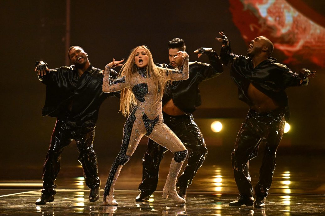 全美音乐奖|比莉艾莉丝7项全拿大赢家 女神卡卡扫3大奖