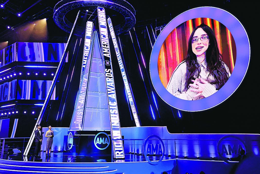 全美音乐奖|比莉艾莉丝7项全拿大赢家 女神卡卡扫3大奖