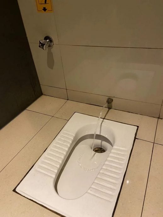 公厕不装喷水枪更干净? 网驳斥“有异味更恶心!”