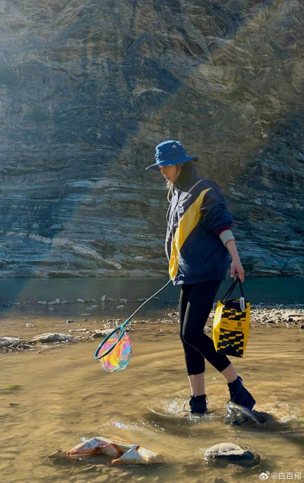 公开母子温馨出游照 白百何再婚首曝二胎