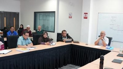 关丹大街商店后巷封路惹不满 商家与关丹市政厅对话