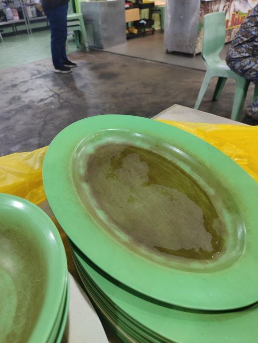 关丹市厅联手卫生局检举丹绒隆坡食肆，1餐馆太脏接指示关闭14天。
