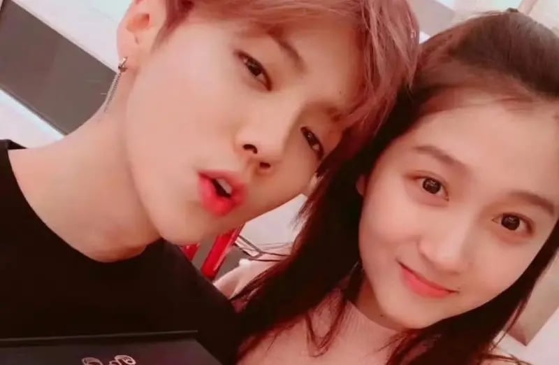 关晓彤鹿晗悄悄结婚？ 她无名指戴戒指惹揣测