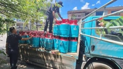 内贸局突击检查3地 养鸡场无准证煤气充公