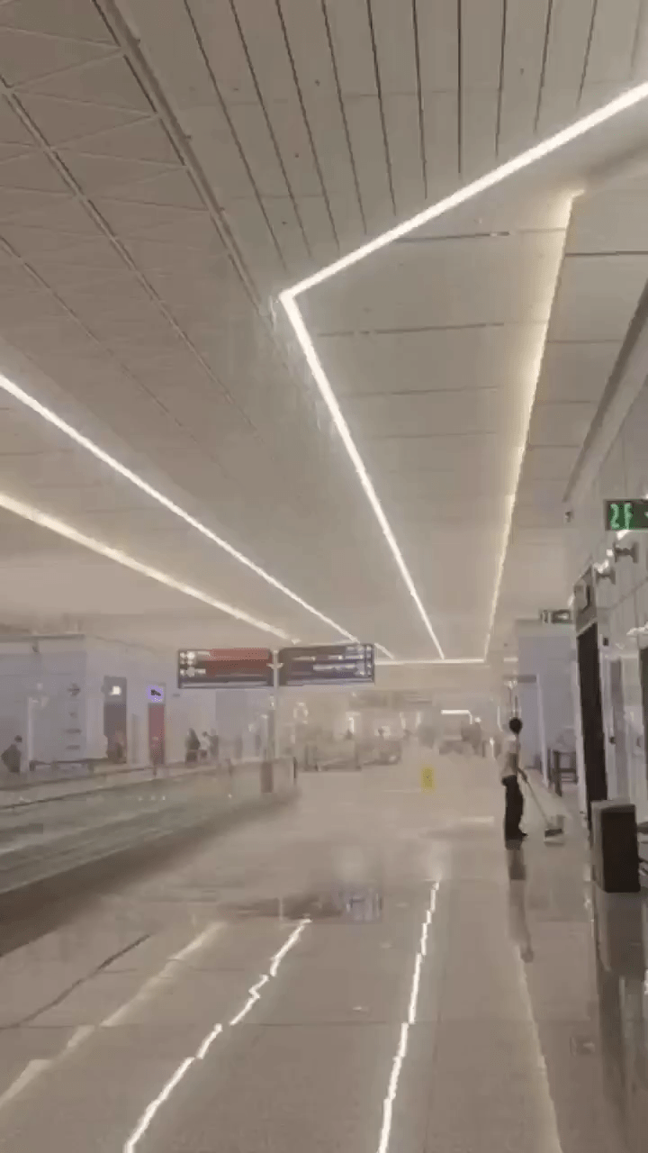 冰雹袭西安机场 新航站楼变水帘洞 部分航班延误