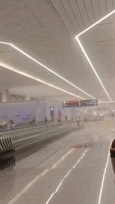 冰雹袭西安机场 新航站楼变水帘洞 部分航班延误