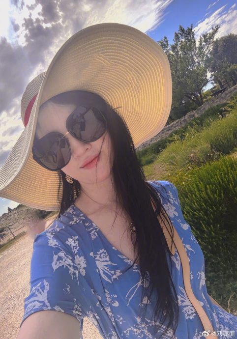 刘亦菲康城大口吃河粉　网笑：女神饿了