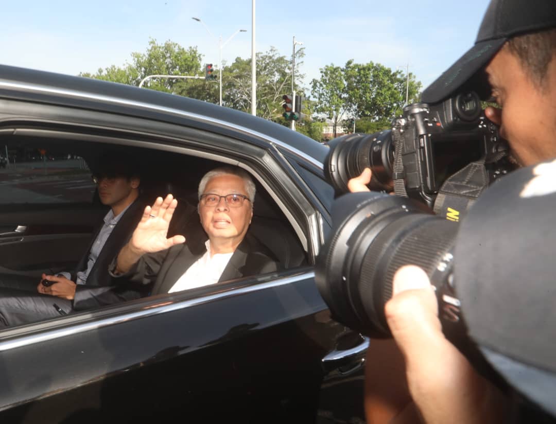 前首相依斯迈第8次录供 逗留反贪会约6小时