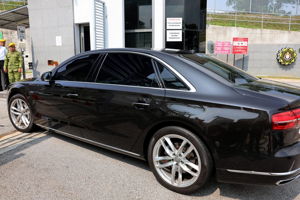 前首相拿督斯里依斯迈沙比利再赴反贪会录供