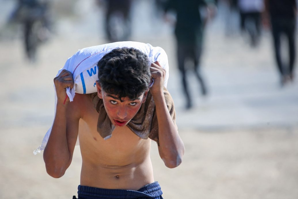 加沙饥饿民众闯联合国仓库抢物资 2死数人伤