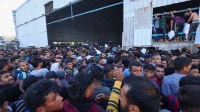 加沙饥饿民众闯联合国仓库抢物资 2死数人伤