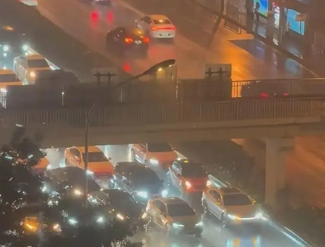 北京降鸡蛋大冰雹 车子纷躲桥底致大塞车