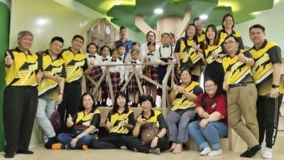 北霹13校长到访交流 高度评价培养图书馆