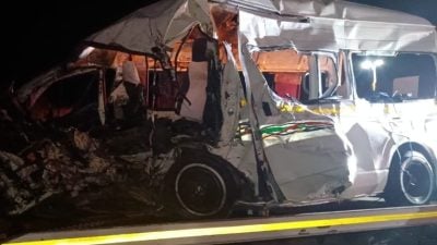 南非两车相撞 致15人死亡 5人受伤