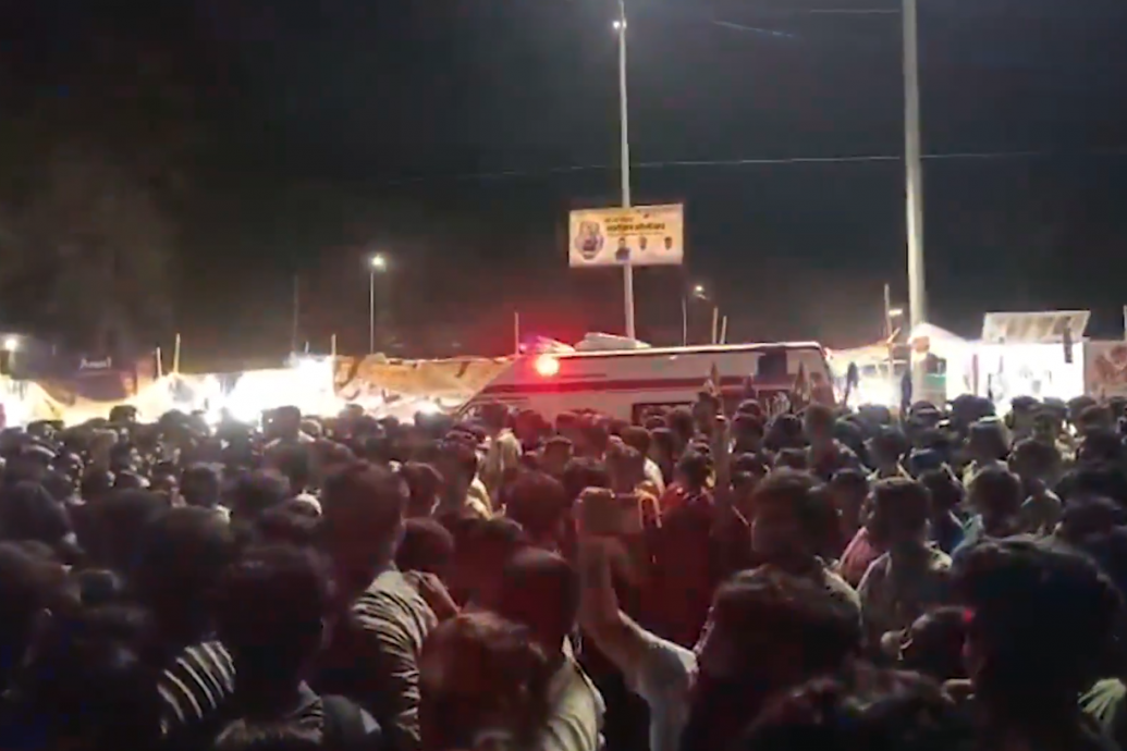 印度寺庙大游行爆踩踏“至少6死50伤”