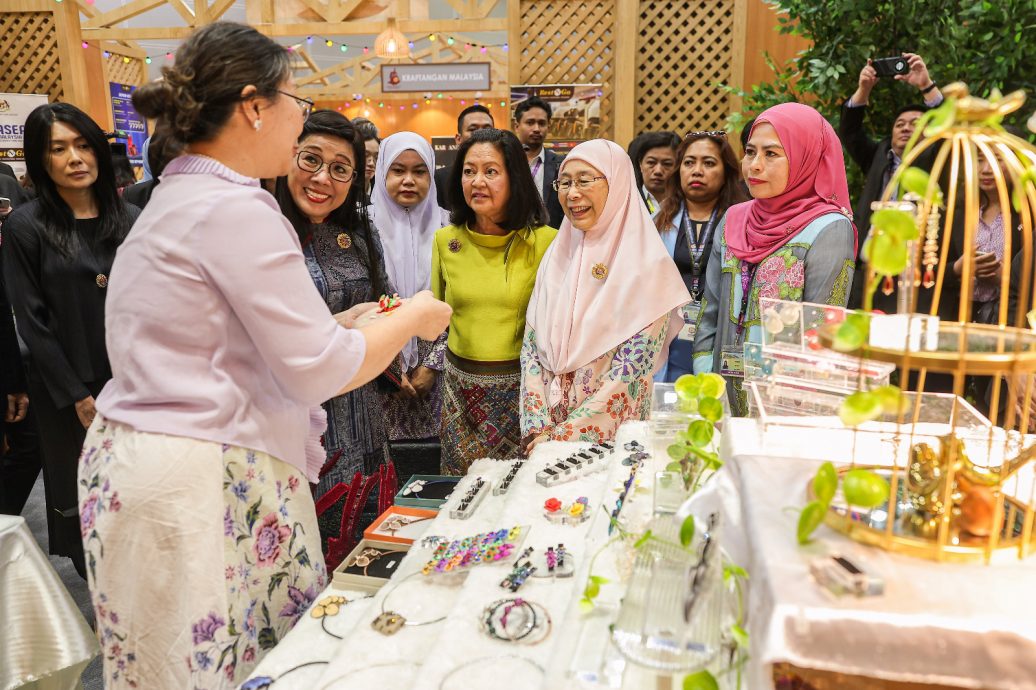 即时国内∕东盟峰会|旺阿兹莎携东盟配偶出席特展　推广大马多元遗产