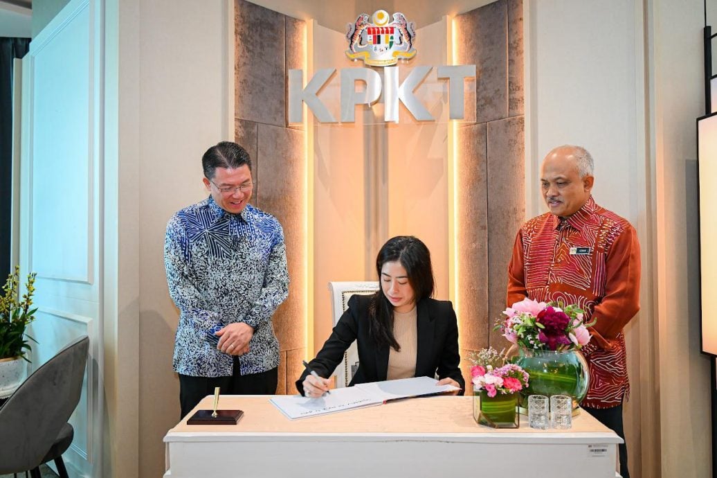 即时国内∕柔公主首访房地部  亲题字赞政绩造福人民