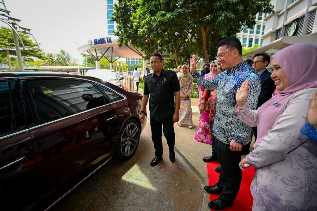 即时国内∕柔公主首访房地部  亲题字赞政绩造福人民