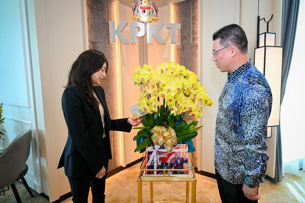 即时国内∕柔公主首访房地部  亲题字赞政绩造福人民