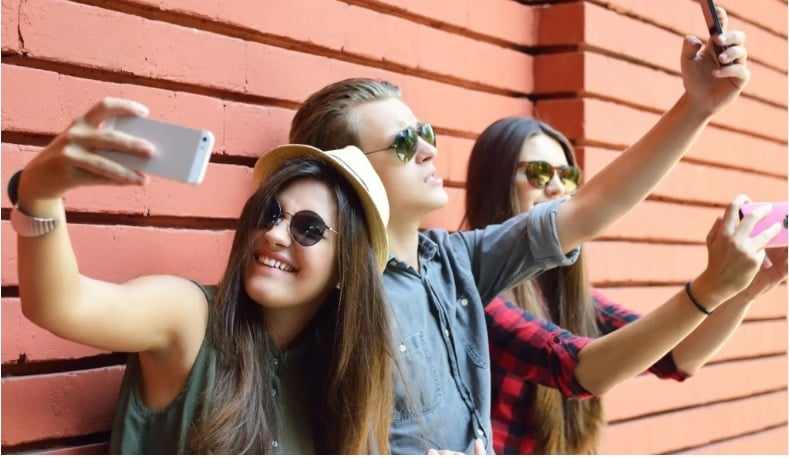 **即时国内**全国:专家:“自拍容貌焦虑”正侵蚀青少年自信与自我认同