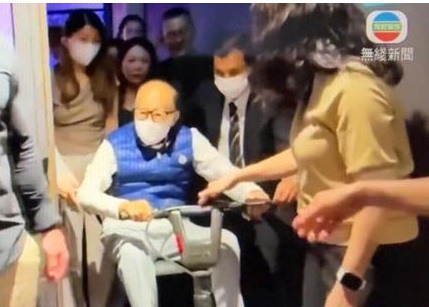 **即时国际**:李嘉诚现身五月天演唱会 被问长和港口交易未回应