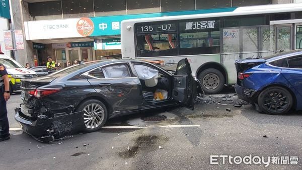 台北严重车祸8伤 78岁肇事司机被曝无驾照