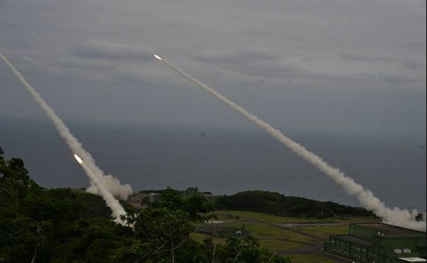  台湾「海马斯多管火箭」首次实弹射击