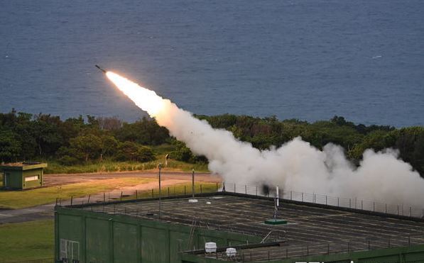 台湾「海马斯多管火箭」首次实弹射击