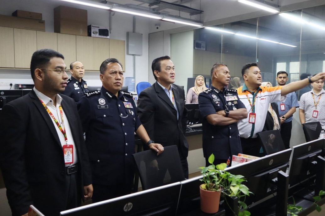 吉隆坡总警长巡视KK便利超市保安指挥中心　  推动与零售业合作防范罪案
