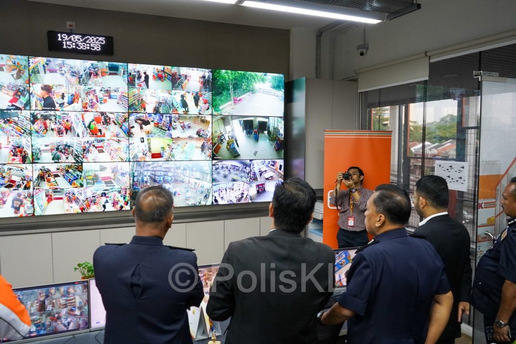 吉隆坡总警长巡视KK便利超市保安指挥中心 推动与零售业合作防范罪案