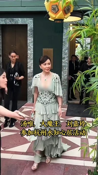 同框凯特白兰芝 刘嘉玲“胸光”尽露挨酸