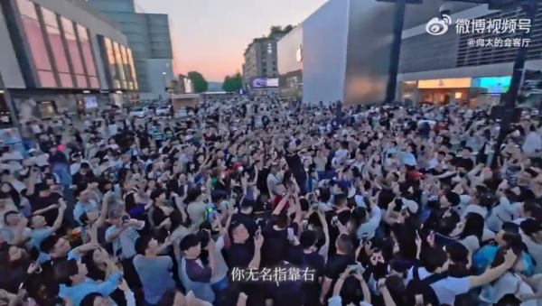 向佐街头打卡使交通瘫痪 遭保安驱赶：逛街要报备