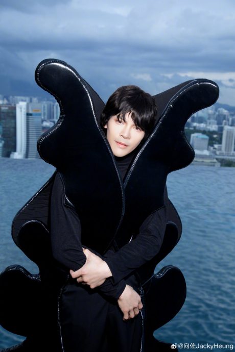 向佐街头打卡使交通瘫痪 遭保安驱赶：逛街要报备