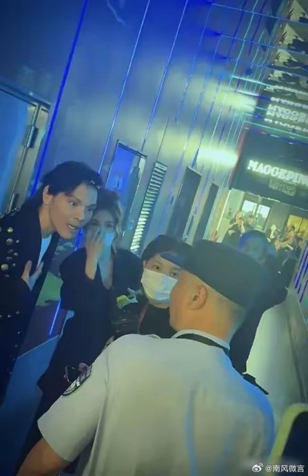 向佐街头打卡使交通瘫痪 遭保安驱赶：逛街要报备