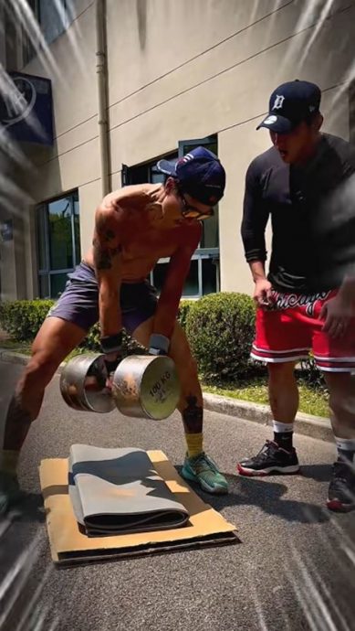 吴尊单手举起100公斤哑铃　网惊问：膝盖还好吗？