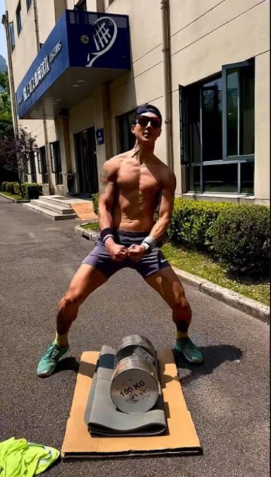 吴尊单手举起100公斤哑铃　网惊问：膝盖还好吗？