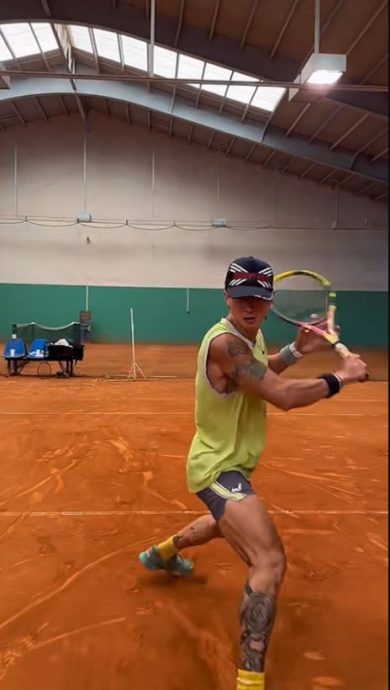 吴尊单手举起100公斤哑铃　网惊问：膝盖还好吗？