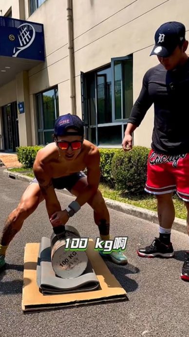 吴尊单手举起100公斤哑铃　网惊问：膝盖还好吗？