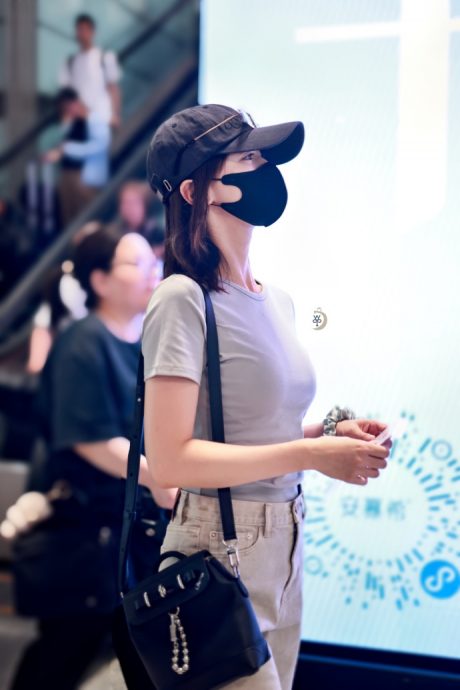 吴谨言产后火速复工 真实身材惊呆全网