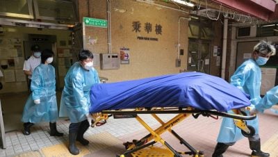 告知邻居母不适在睡觉 港3岁女童伴母尸4天
