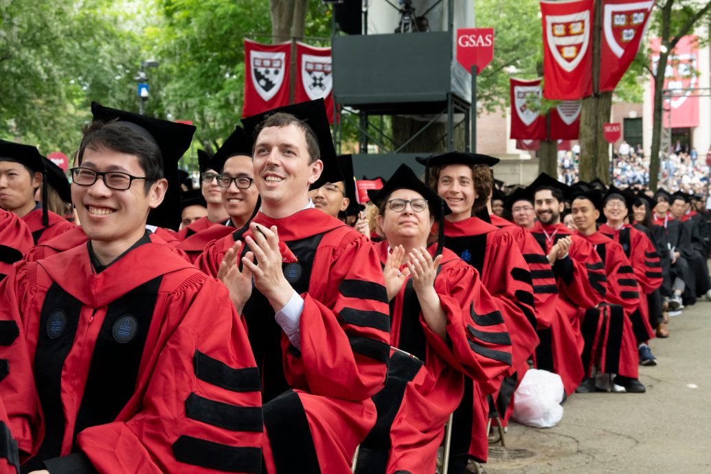  哈佛在华府施压下举行毕业典礼   毕业生力挺学生多元和国际化