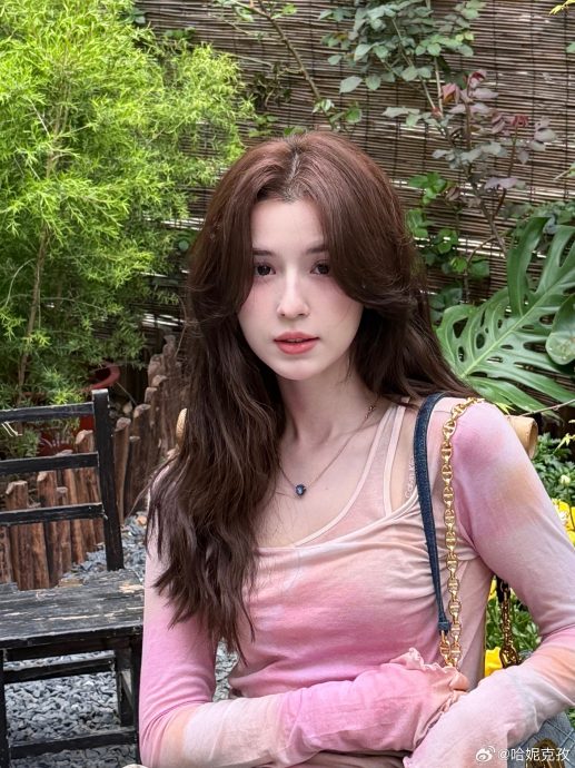 哈妮克孜因戴眼镜探班被撤 郝蕾怒批：不红就是原罪