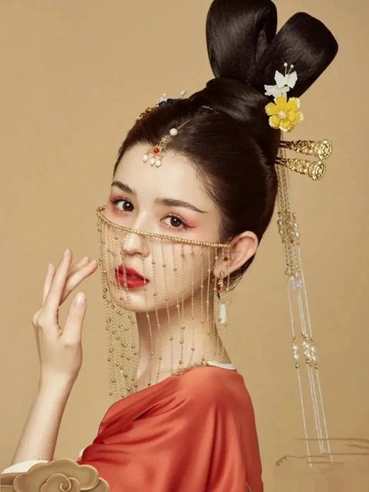 哈妮克孜因戴眼镜探班被撤 郝蕾怒批：不红就是原罪